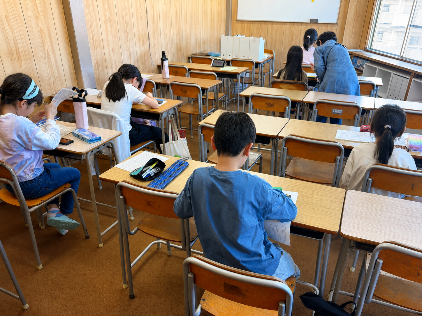 先生が子どもの学習を見守る教室の様子